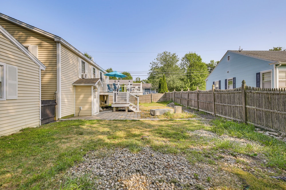 Coastal Retreat w/ Large Yard < 1 Mi to Dtwn Saco!