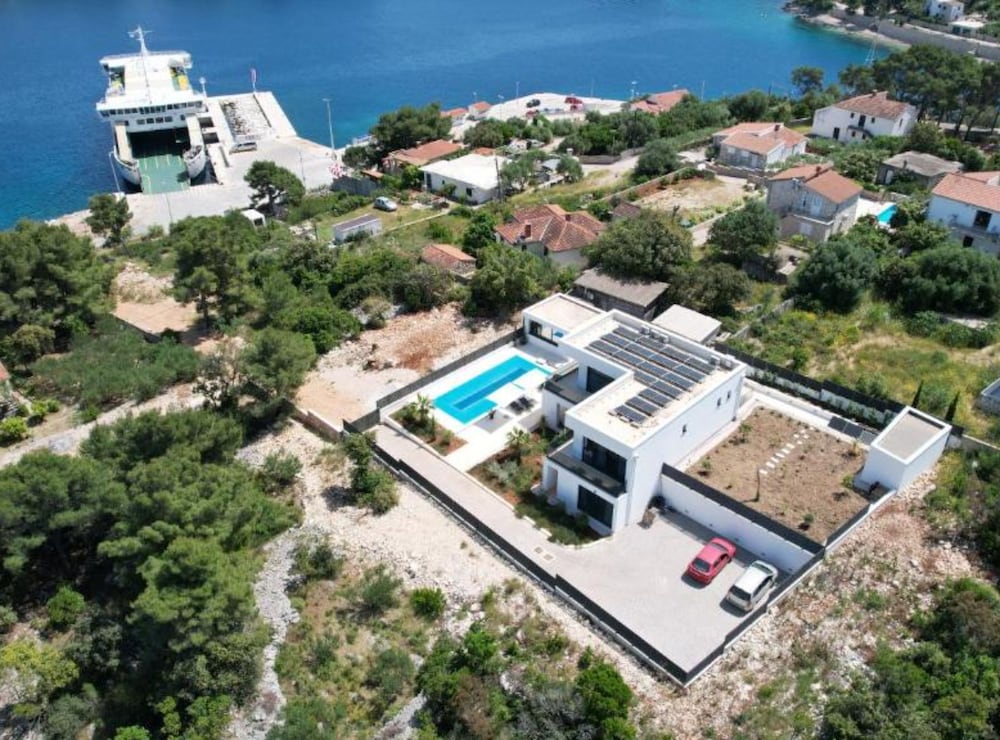 Sunset Villa Aves With Pool, Gym and Sauna