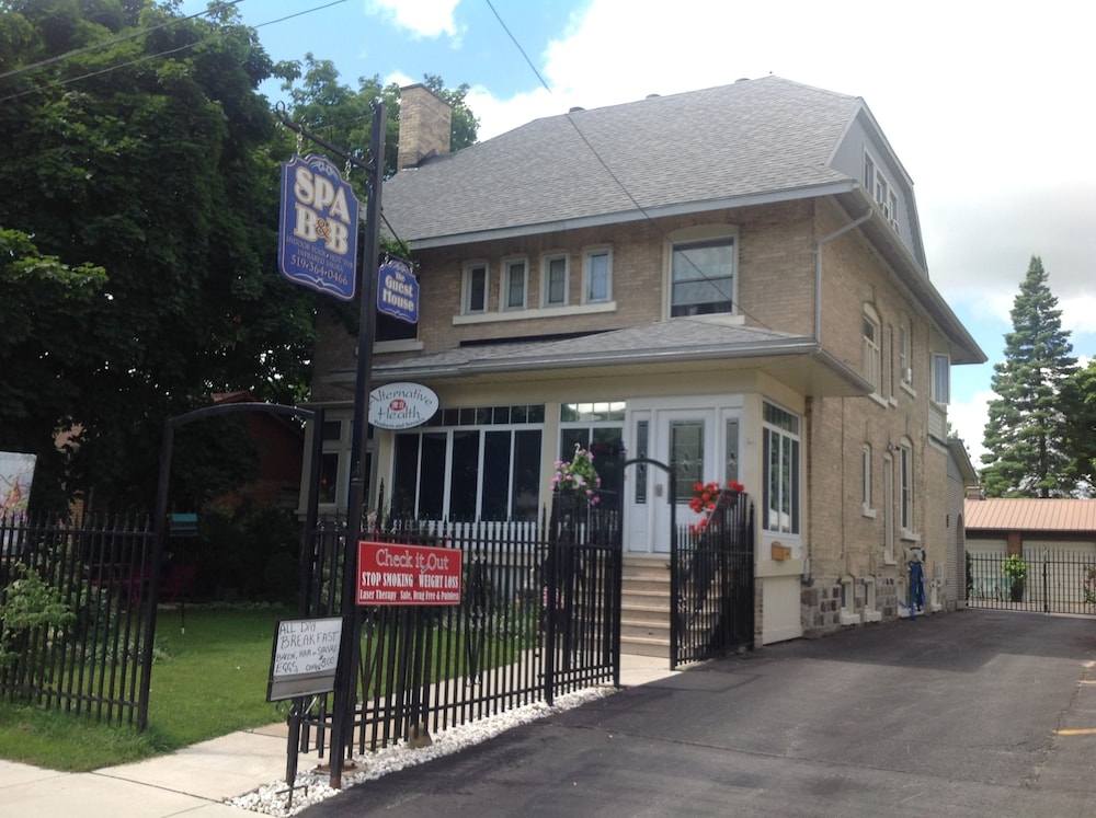 10th Avenue Guest House & Suites