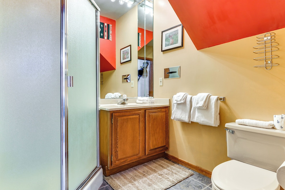 Walk to Ski Lift & Hiking: Granby Ranch Condo!