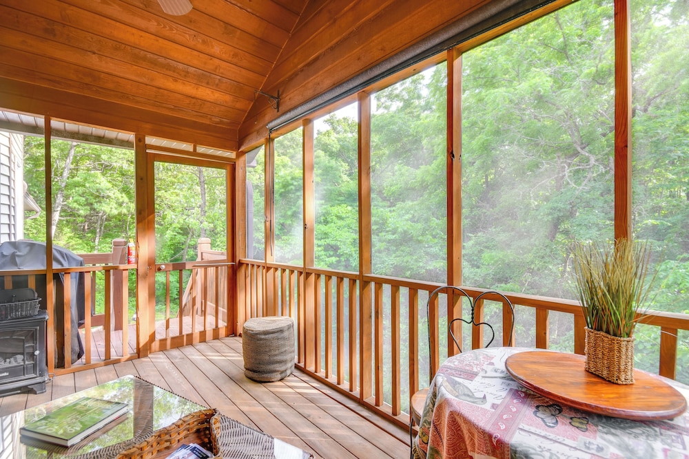 3 Mi to Dtwn Jefferson City: Family Home w/ Deck