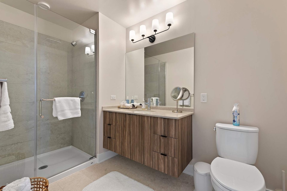 West Loop Retreat High-end Walk to Everything