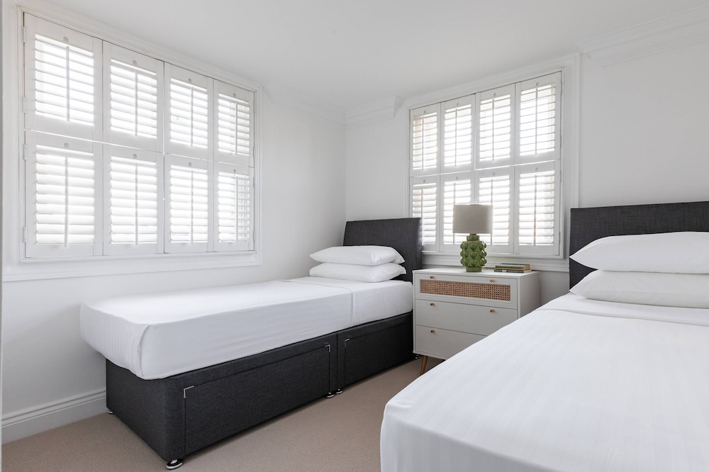 St Stephen's Gardens VII by Onefinestay