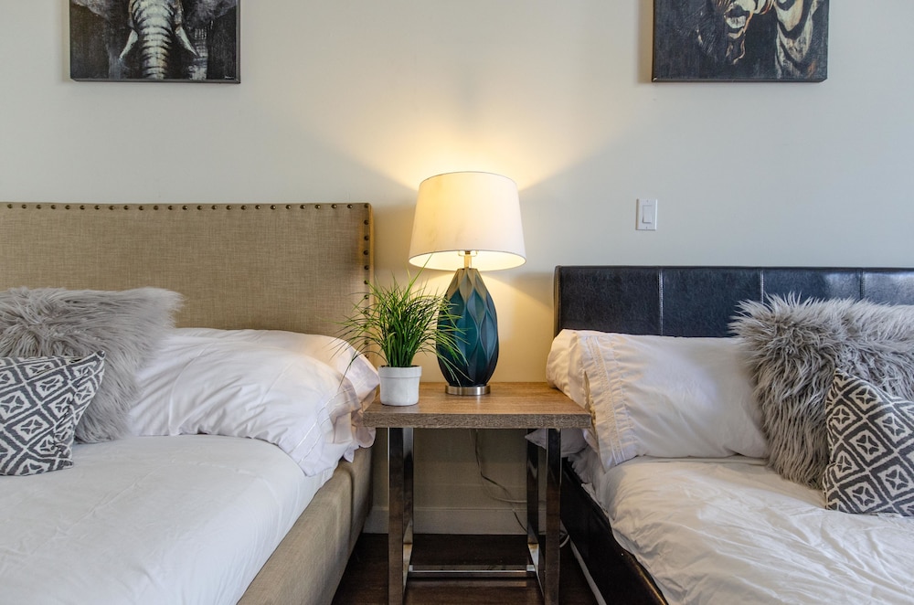 Downtown Convention Center Suite with Pool - Image 4
