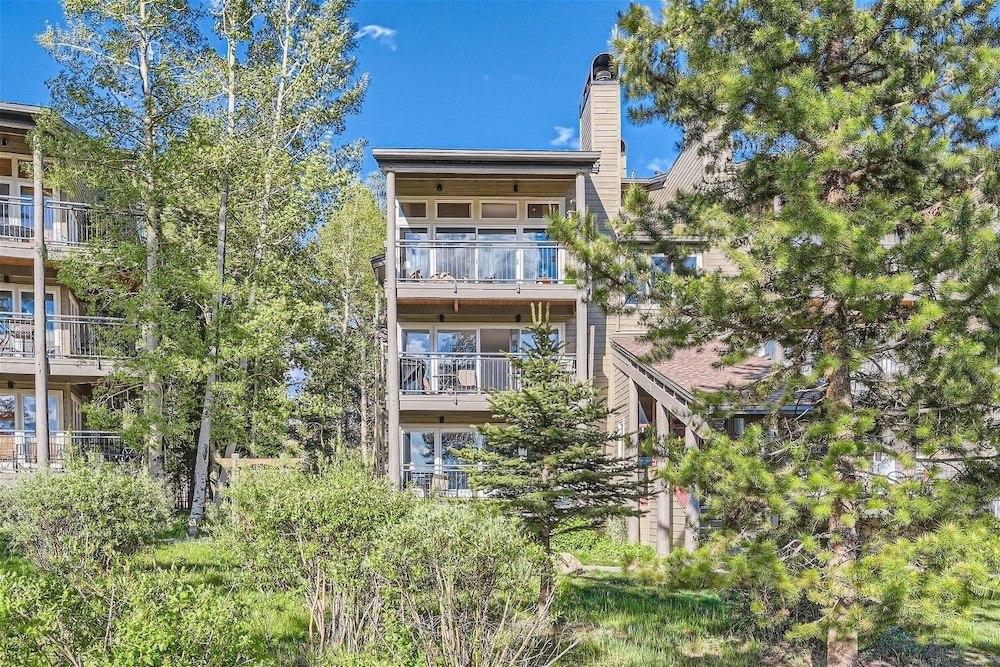 2151 The Pines 2 Bedroom Condo by RedAwning