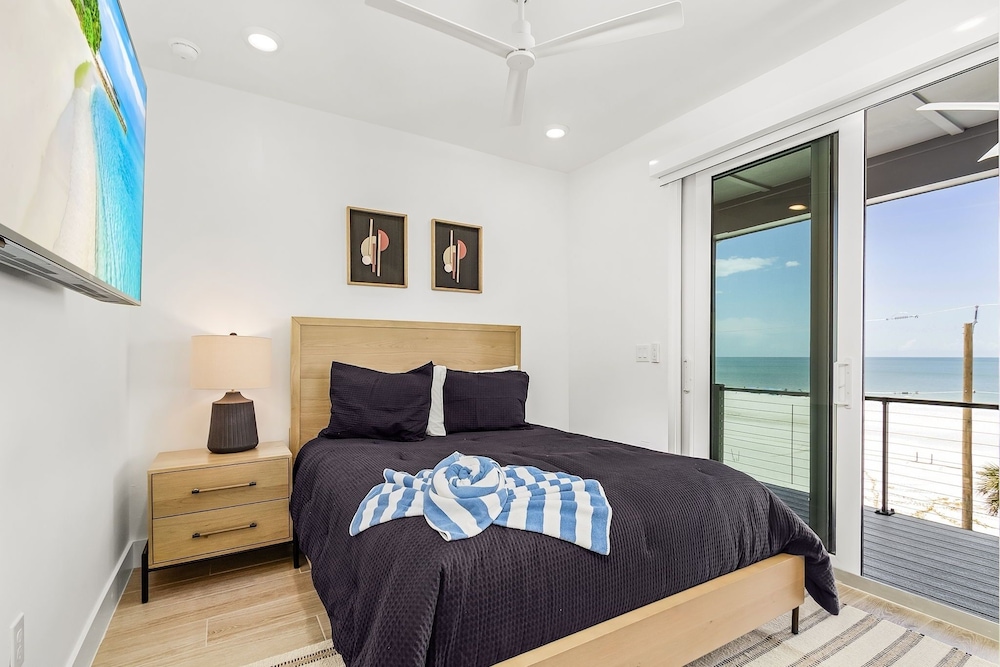 5350 Chasing Sunshine: 5bd/4.5ba Pool Home! 5 Bedroom Home