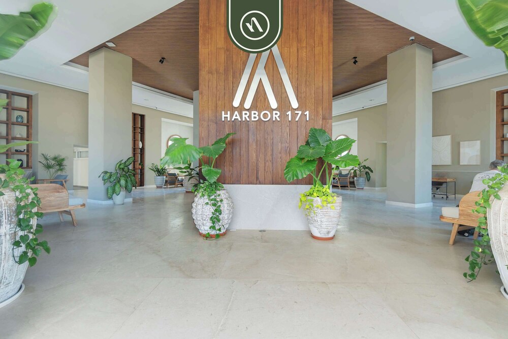 Elegant 1 BR Condo - Beachfront - Pools - King