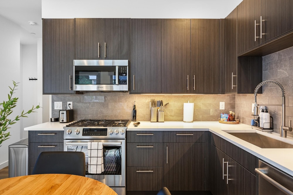 Alki Beach Escape Romantic Waterfront Getaway for 2 Extended Stay