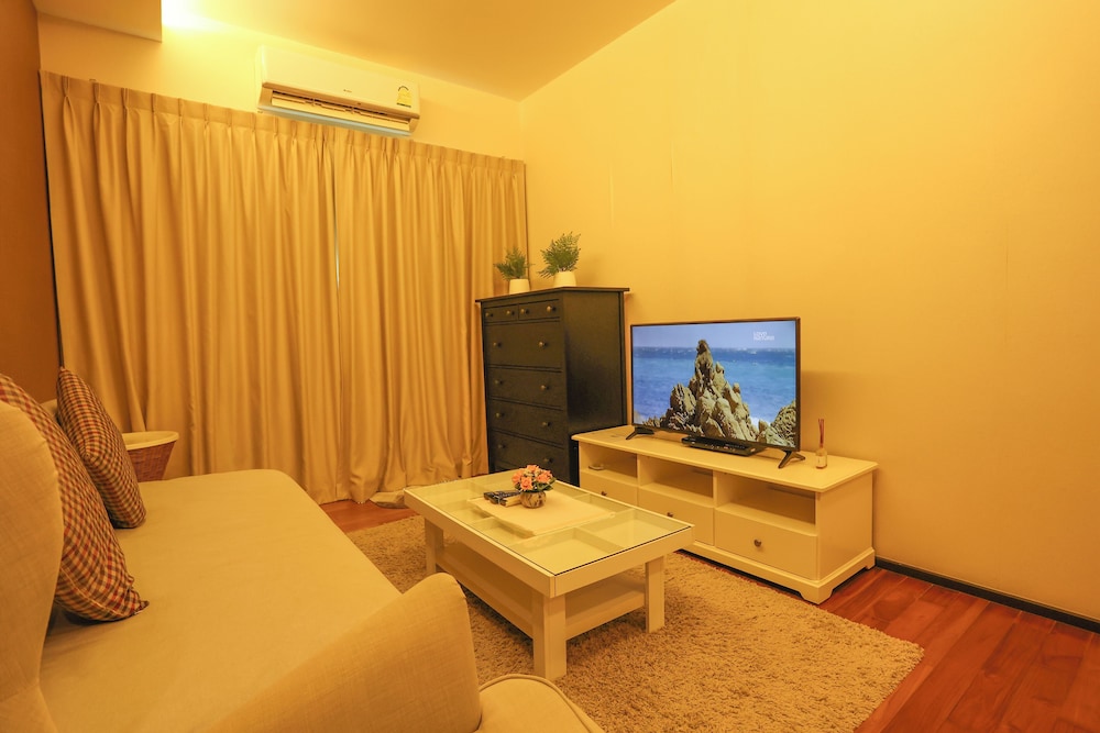 Chic Condo Just 100m from the Shore c130