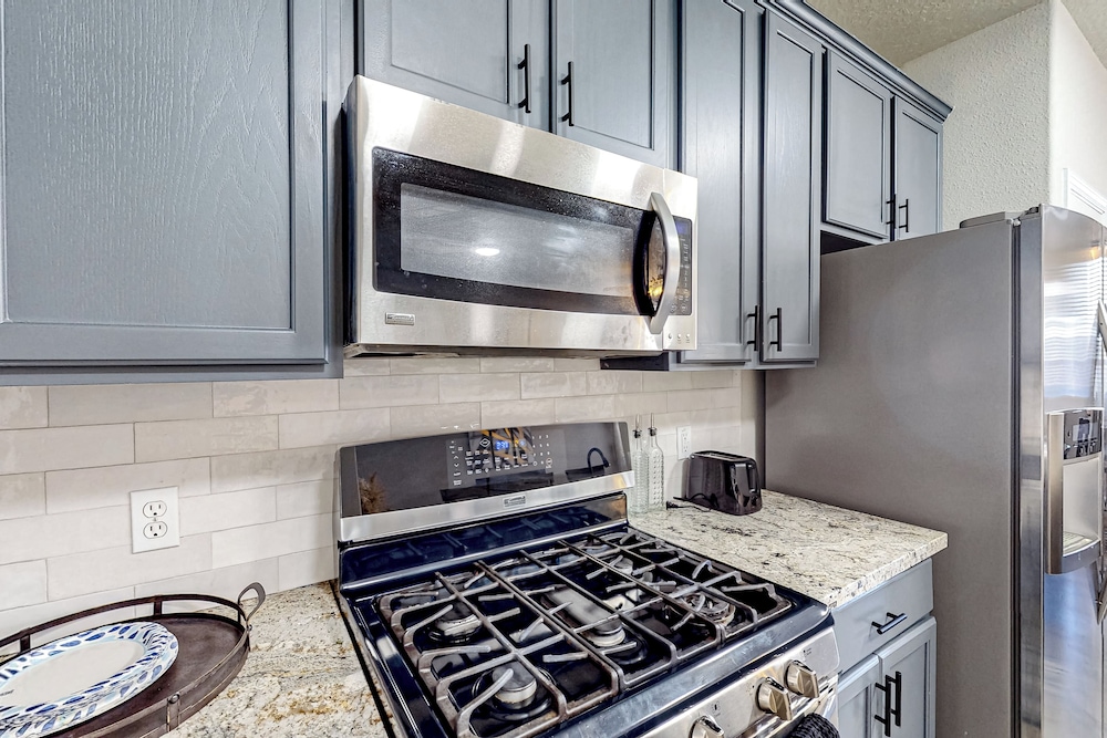 3BR w/ Yard, Updated Interior w/ A/C & W&D