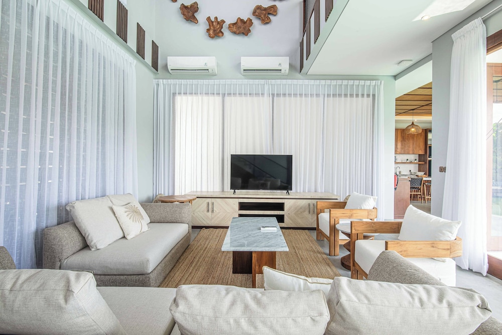 Luxury 5-bedroom Canggu Beach Villa With Scenic Ri