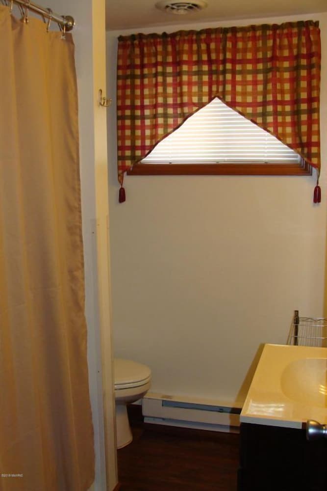 Coldwater Vacations - On Pointe Lakefront Resort - Property Image 11