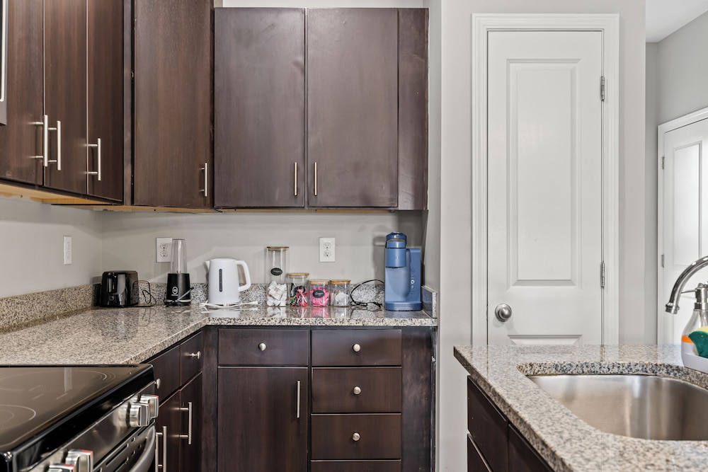 Upscale King 3BR Townhouse in Pineville