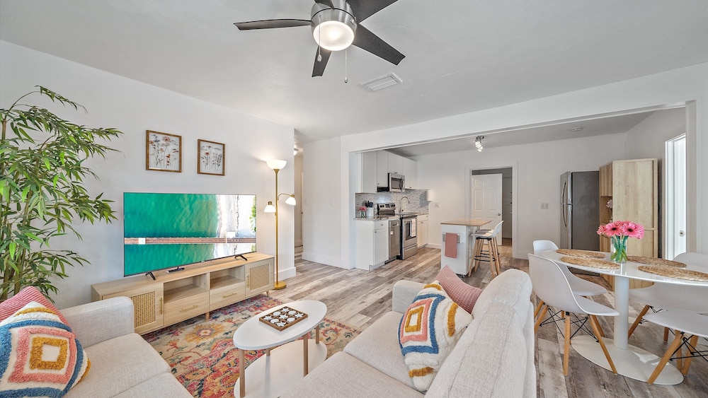 Urban Nest On 8th 4 Bedroom Home