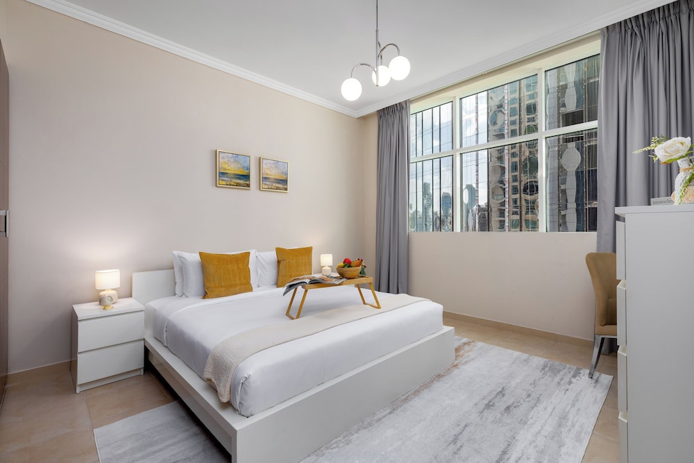Maison Privee - Comfortable Downtown Apartment w/ City Skyline Vws