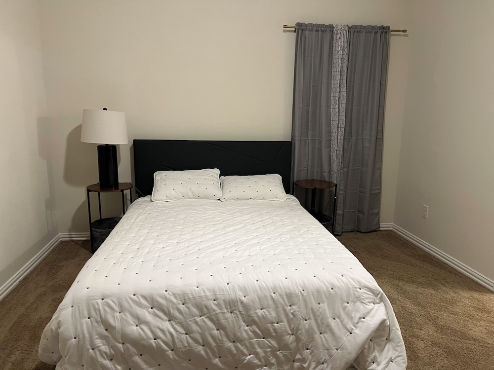 Balmoral Lakeside 5br 4ba House