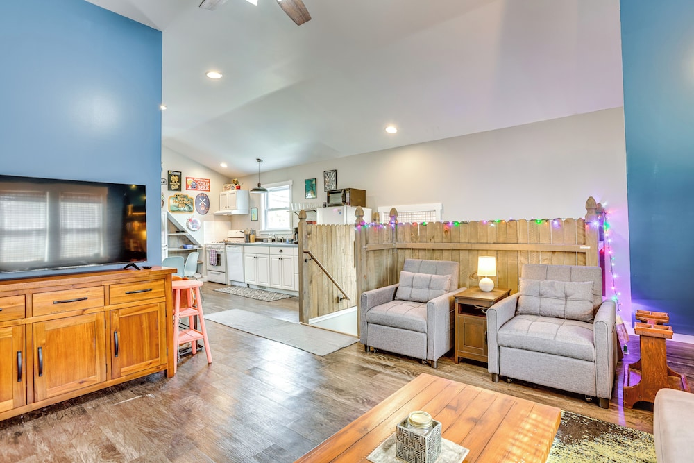 Close to Trails & Town! Artsy Apt in Frankfort