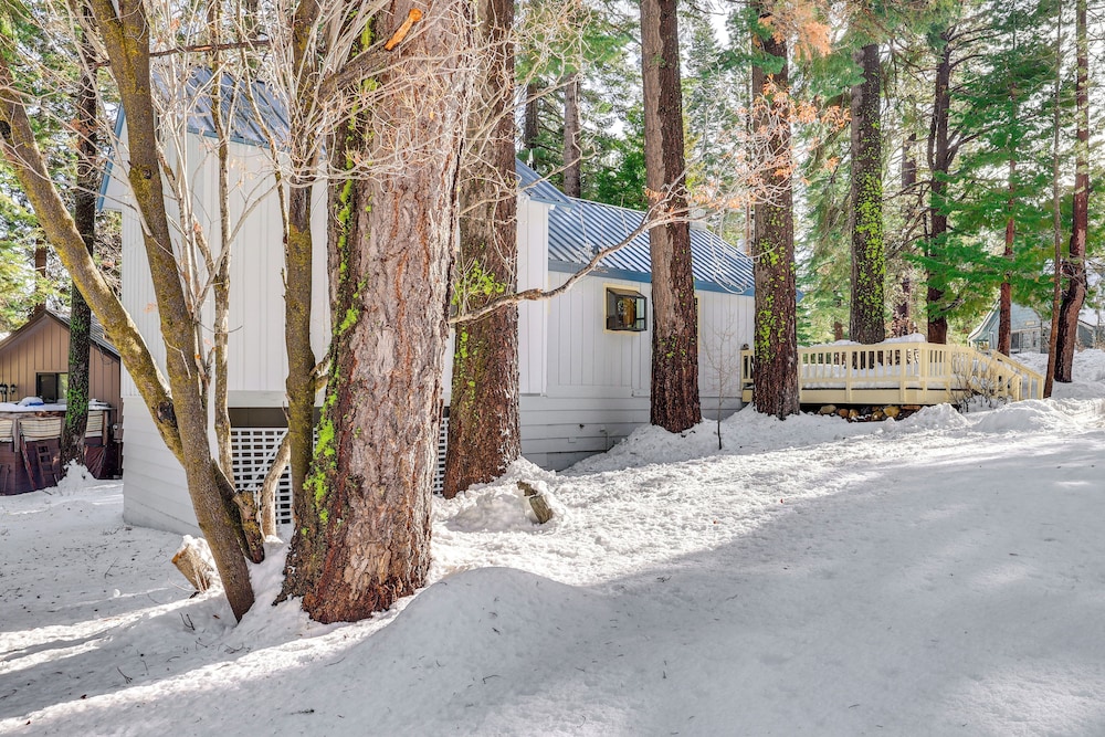 < 2 Blocks to Lake Tahoe: Family Home Near Skiing
