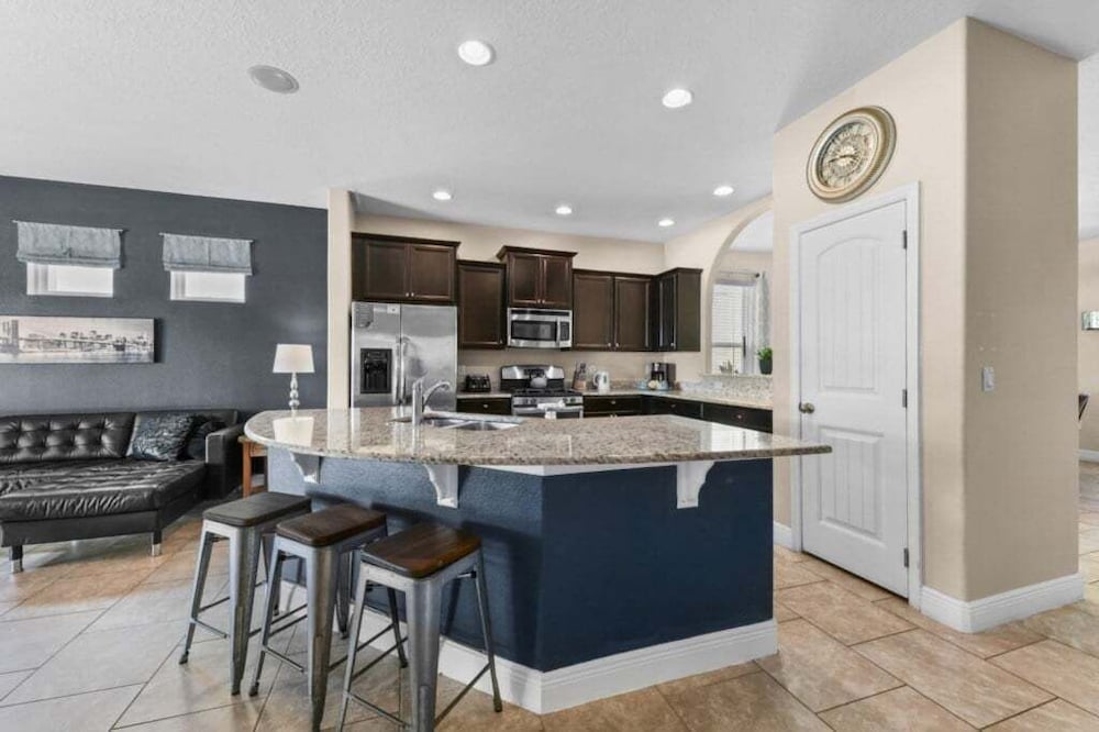 Spacious 5-Bedroom Resort Pool Home with Lake View 5 Villa