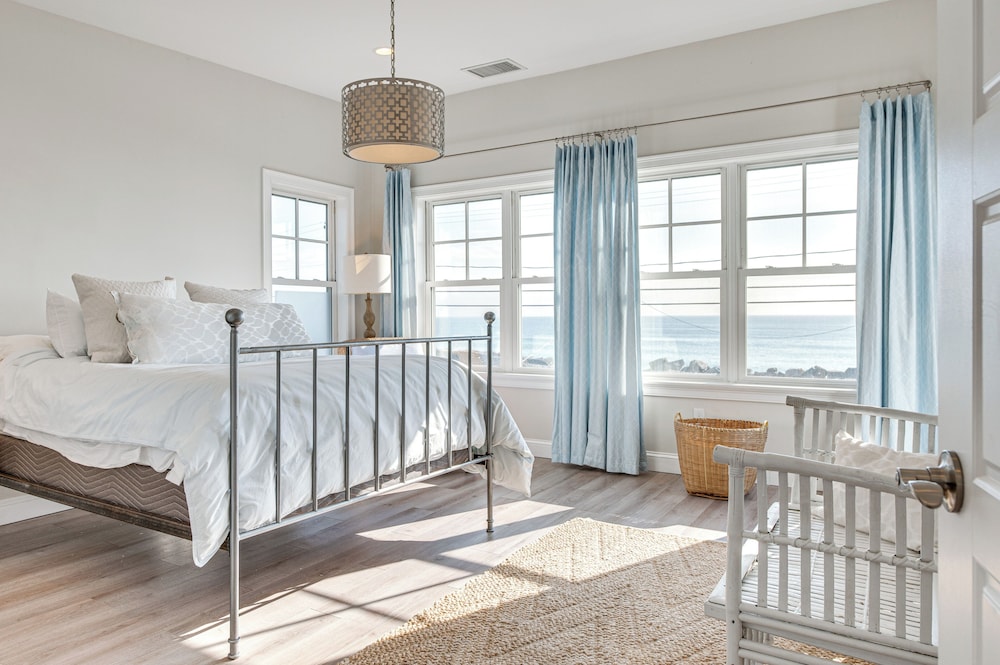 Walk to Rye Harbor State Park: Home w/ Ocean Views