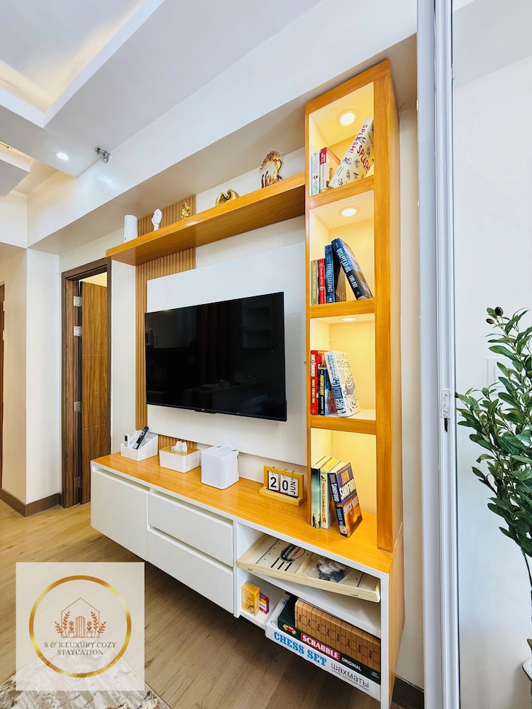 S&R Staycation Walk to SM Bicutan, With Karaoke,disney Plus, Netflix, Youtube