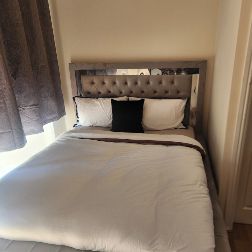 Tettenhall Road Retreat - Modern Apartment