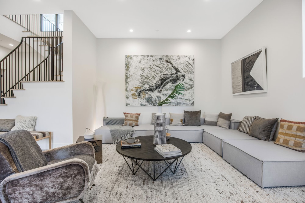 Belden Modern Villa - Iconic Hollywood Hills Retreat
