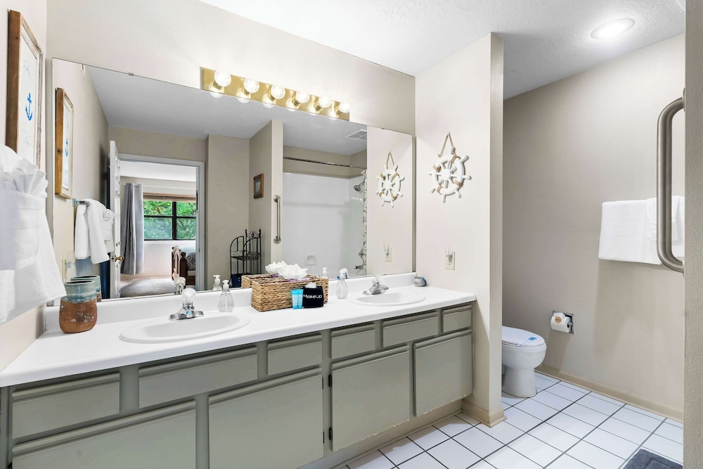Ron's Retreat Stay for 6 With Resort Amenities