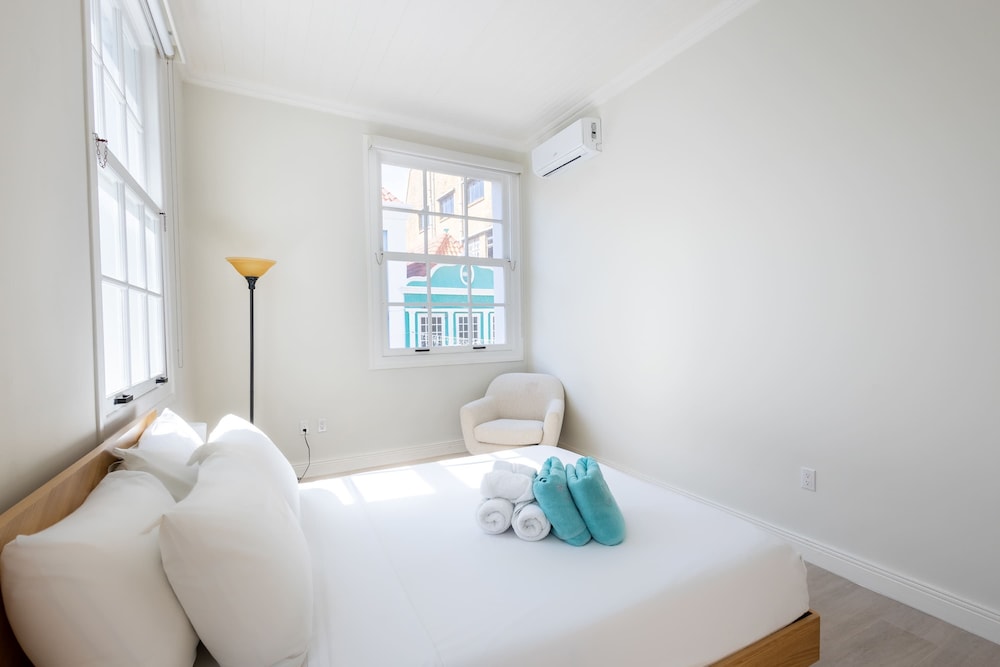Chic Broadway Apartment in Central Willemstad