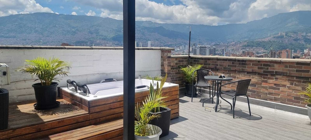 Penthouse Rooftop Gem in the Laureles