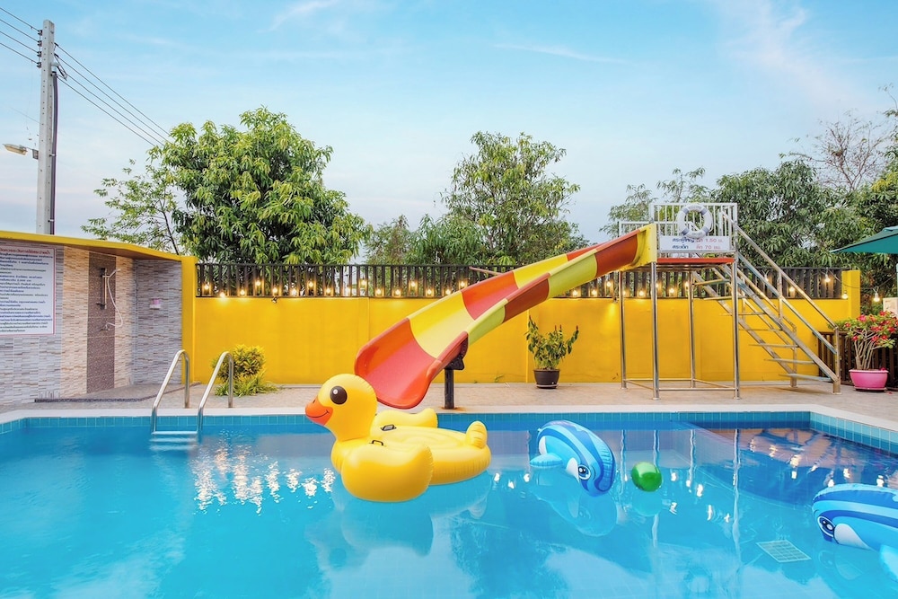 Ton Hom Pool Party