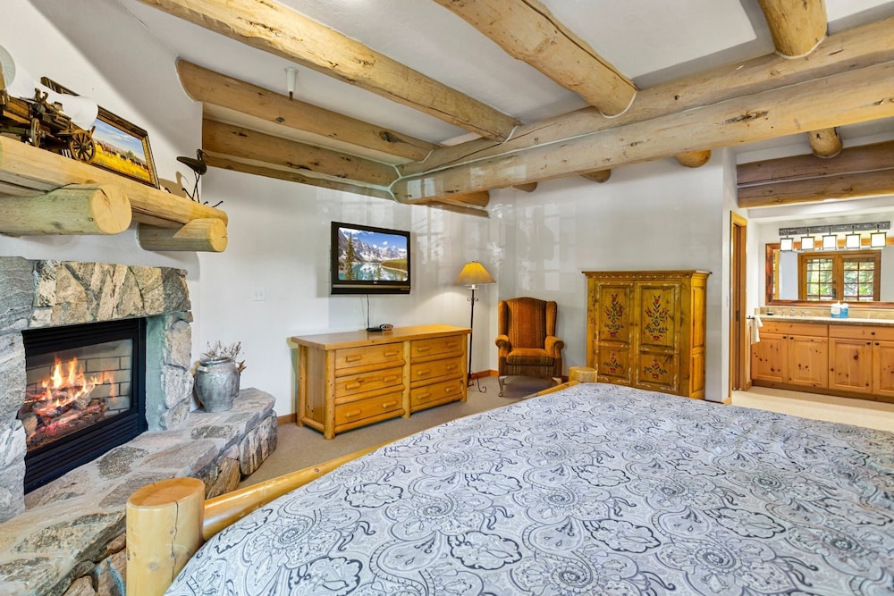 Pine Inn at Trail's End Lodge - Three Bedroom Residence with Spa #1 3 Condo