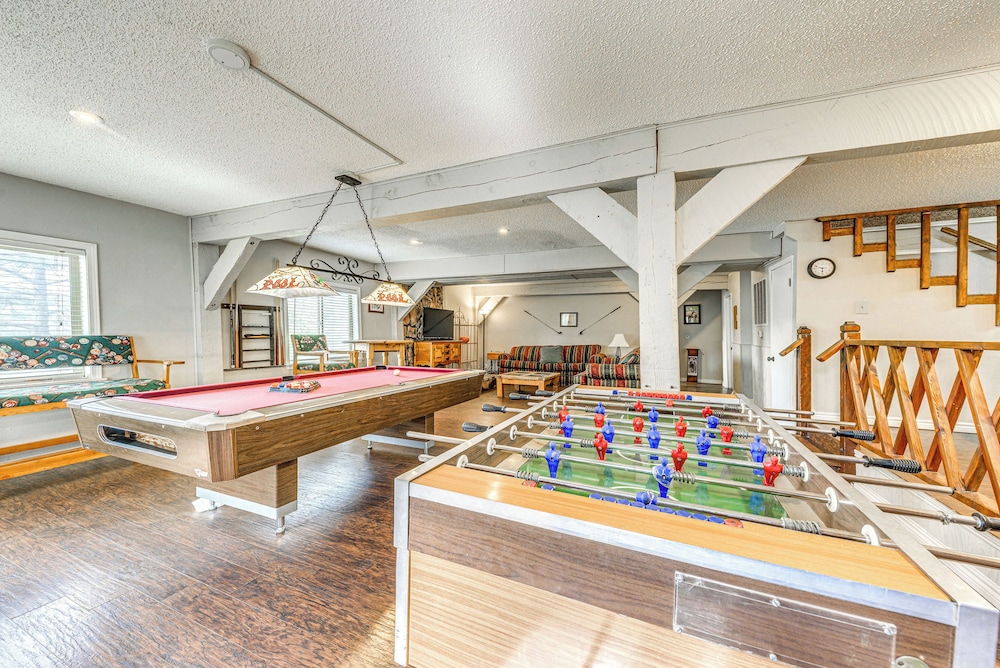 Half-mi to Midtown: Family Retreat w/ Mtn Views!
