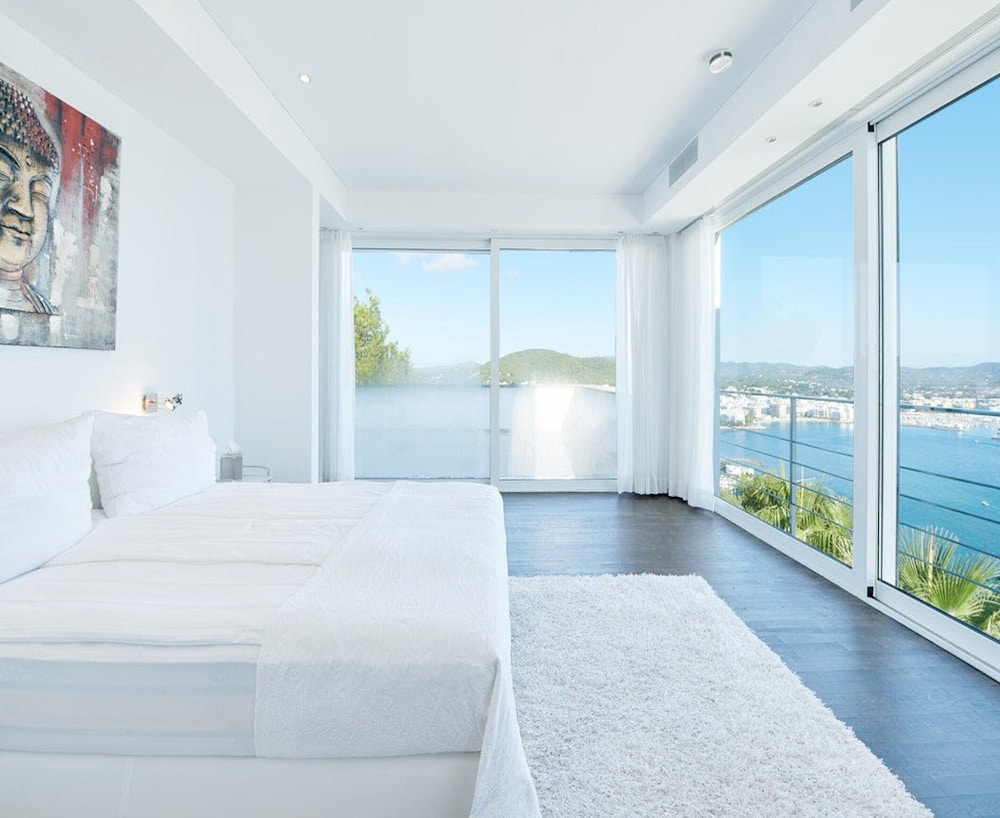Lavish Villa With Infinity Pool and Views