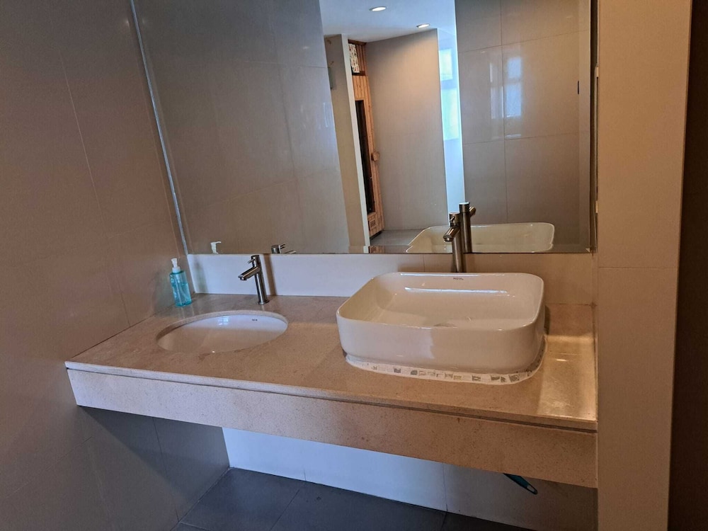 5A - 2 Bedroom Downtown Apartment With Shared Pool