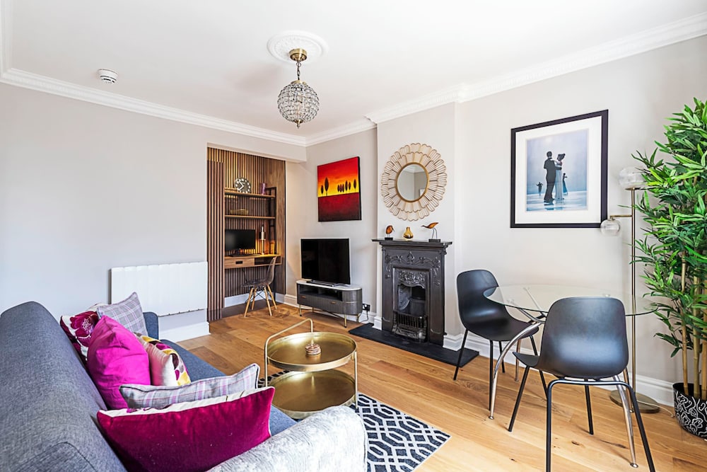 Modern Top-floor Victorian Charm in Kensington