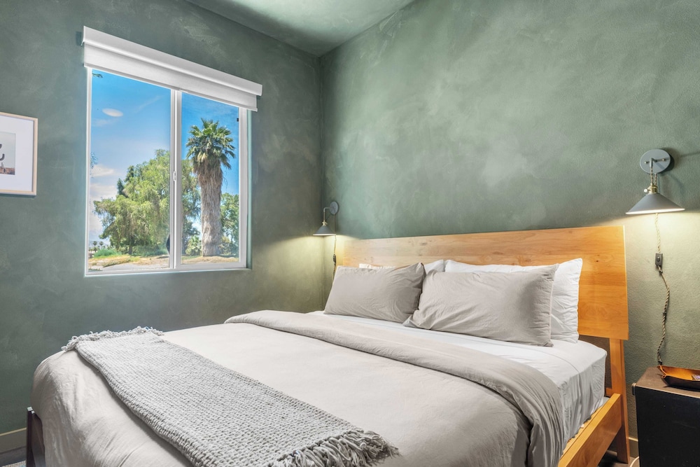 Designer Desert Oasis w/ Pool, Hot Tub, Outdoor Lounge The Riley by Avantstay