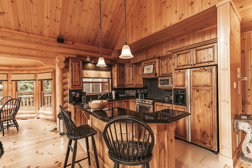 Harfang 51 - Stunning log Cottage With Private hot tub Pool and Scandinavian dry Barrel Sauna