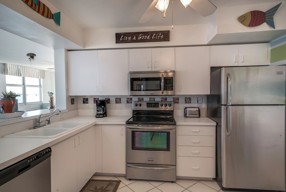 Bahia Vista 17-881 by Distinctive Beach Rentals