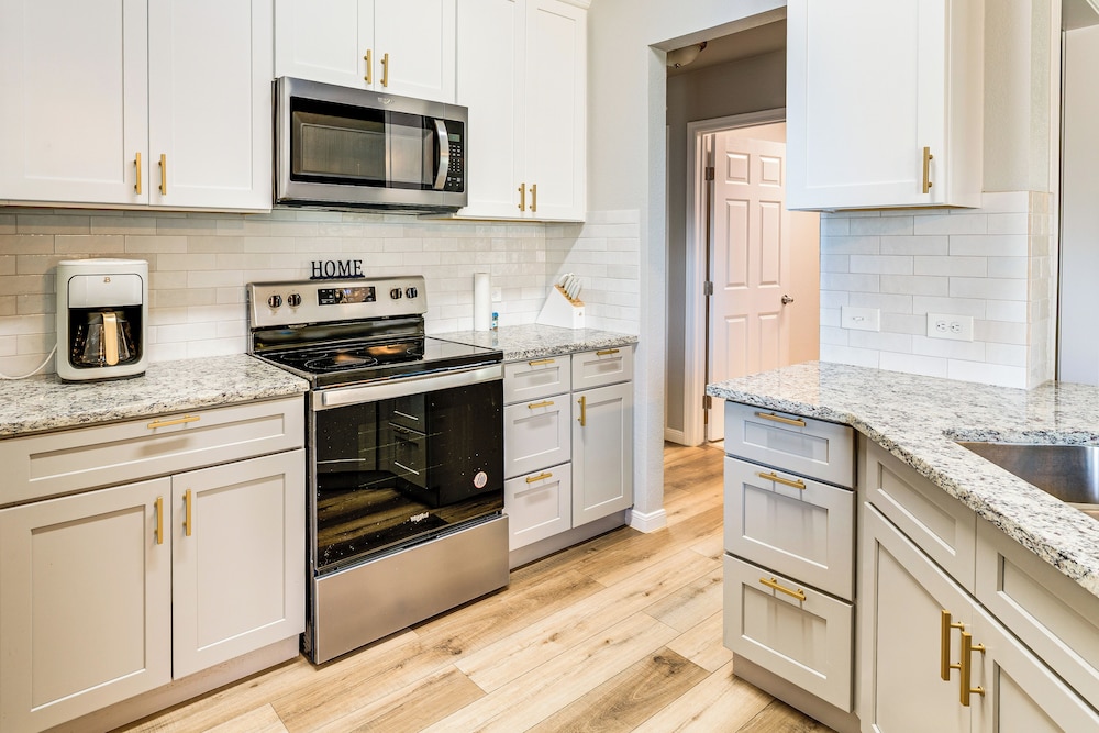 9 Mi to College Station: Dog-friendly Home w/ Yard