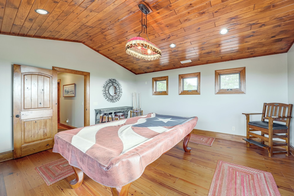 Hot Tub + Stunning Views: Luxury Beech Mtn Escape!