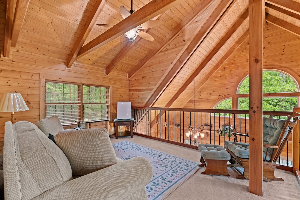 Elk Rapids On Cosby Creek 3 Bedroom Cabin