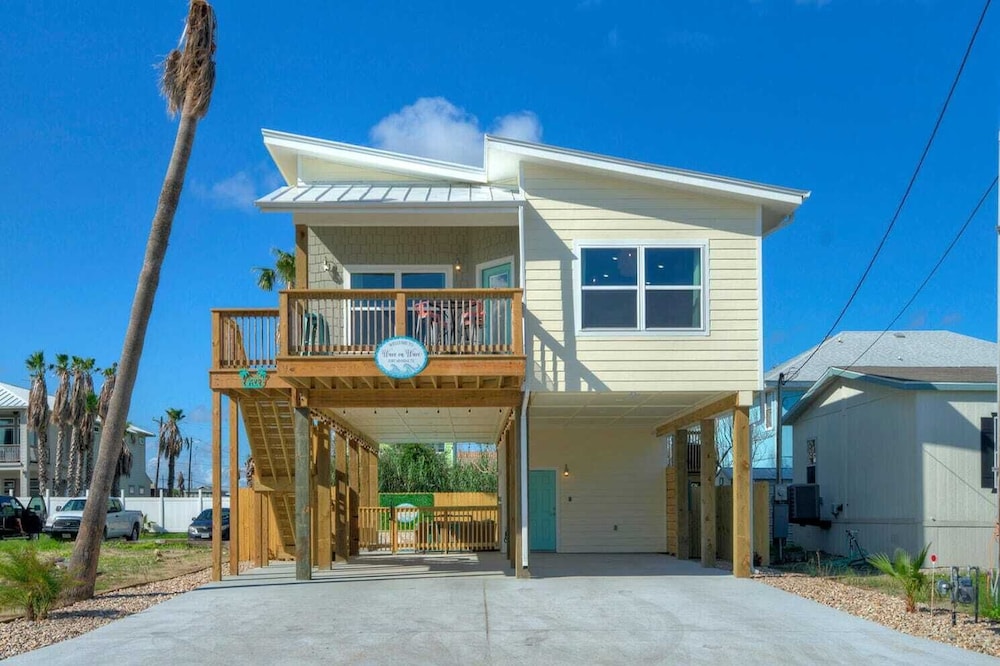 Sleeps 20 2 Modern Homes w/ Private Pool, Deck+patio 3-min Walk to the Beach