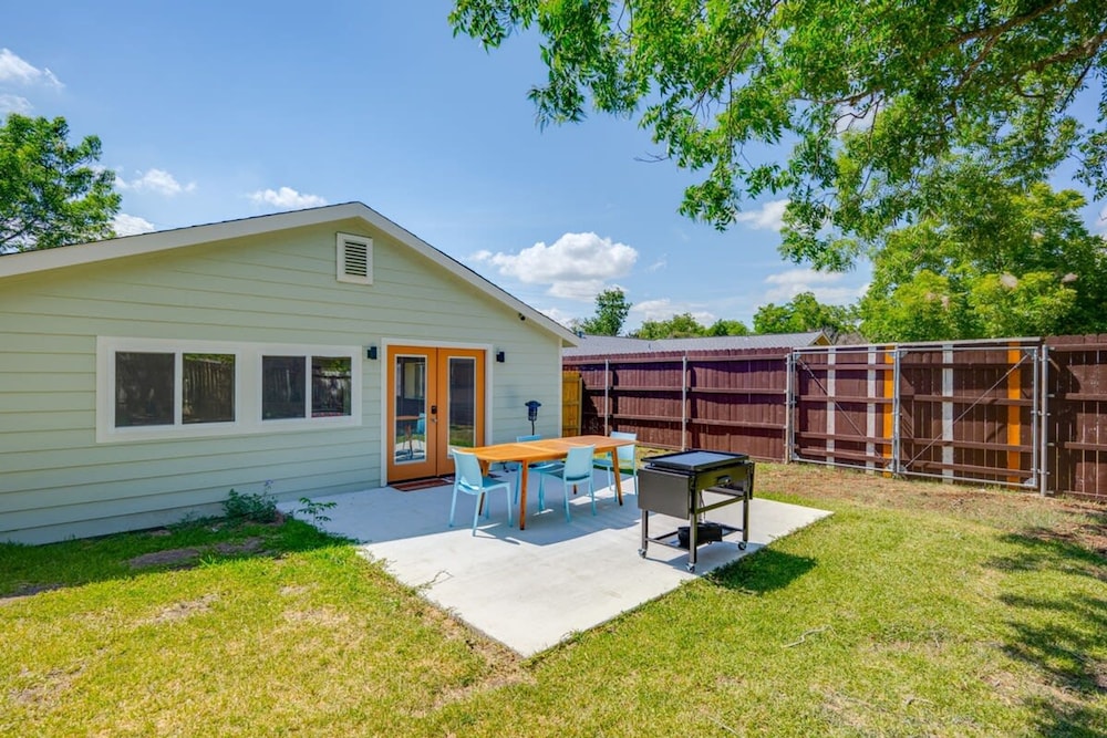 Modern 3 2 two Kings hot tub Fire pit 16min to Wine Trail Nearby Pickleball Courts Pools