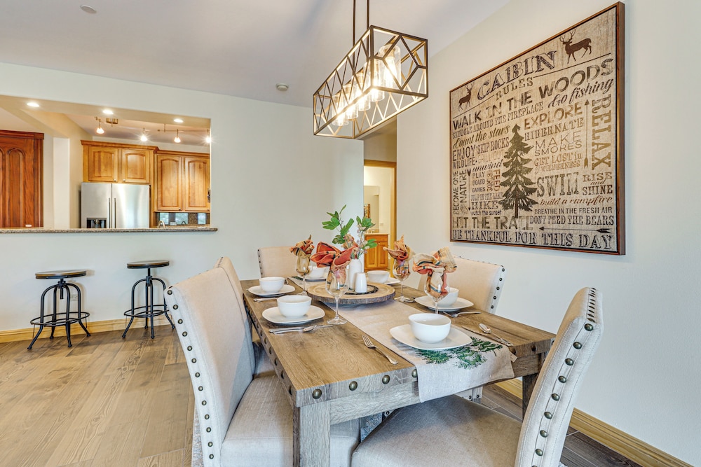 2 Mi to Angel Fire Resort: Luxury Condo w/ Balcony
