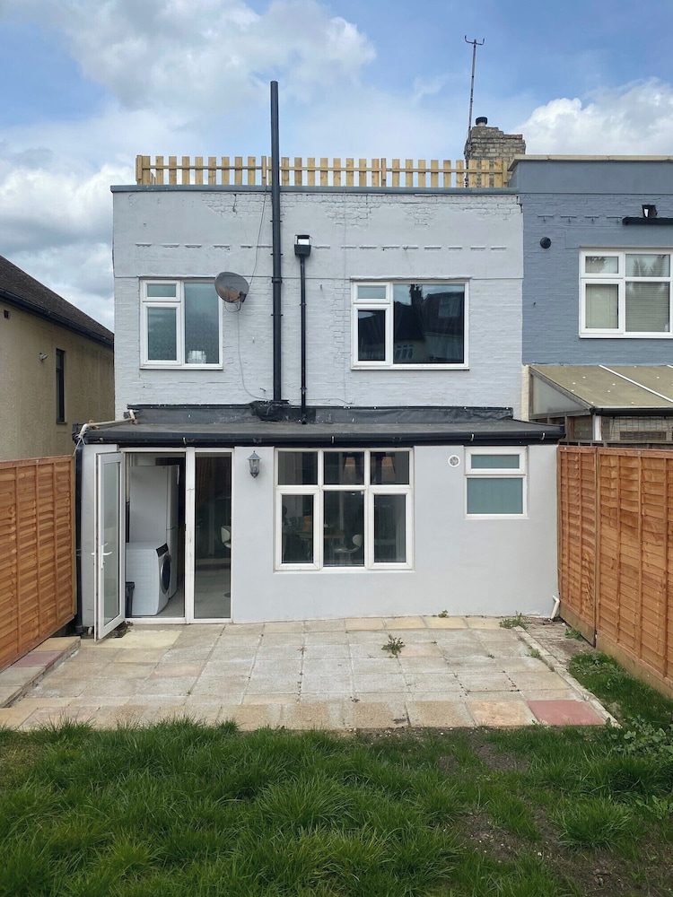 4 Bd House - Sleeps 8 With Garden & Parking