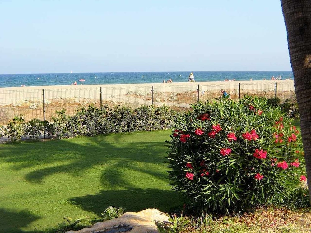 VenAVera C10A - Ground floor Garden 3Bedrooms/2Baths Beachfront, WIFI