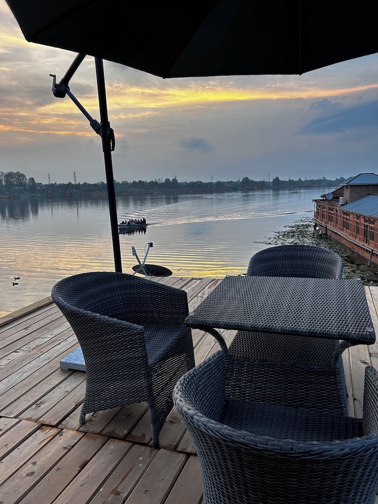 Dilshad Houseboats