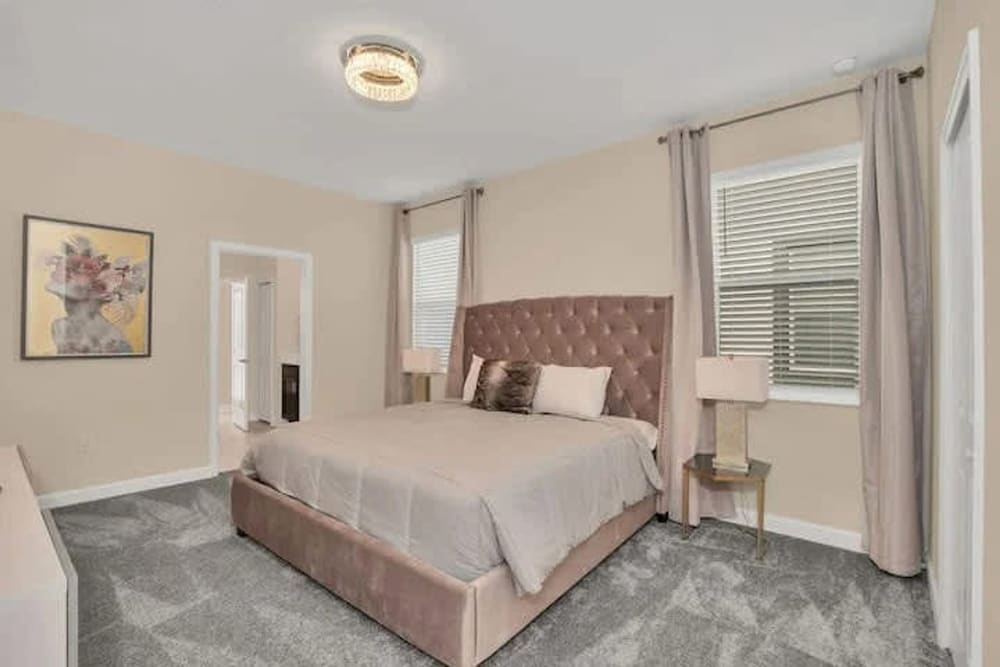 Spacious 8BR Villa Poolside Luxury Fun for 20