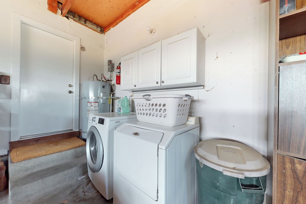 4BR Sierras-view Home w/ Pool & A/C - Dogs OK